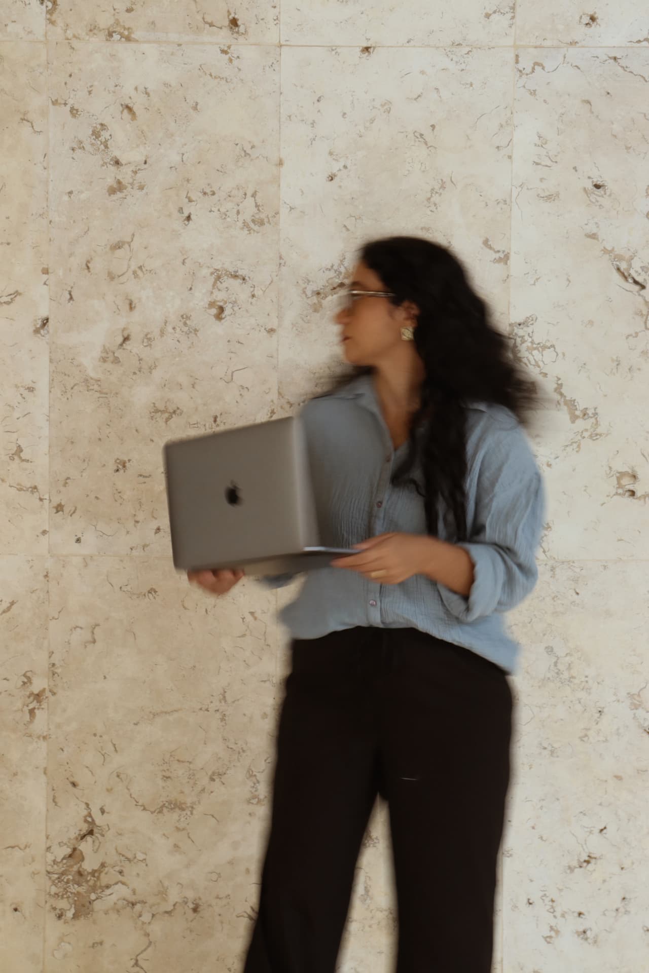 Maeli Galdino segurando o notebook, em movimento